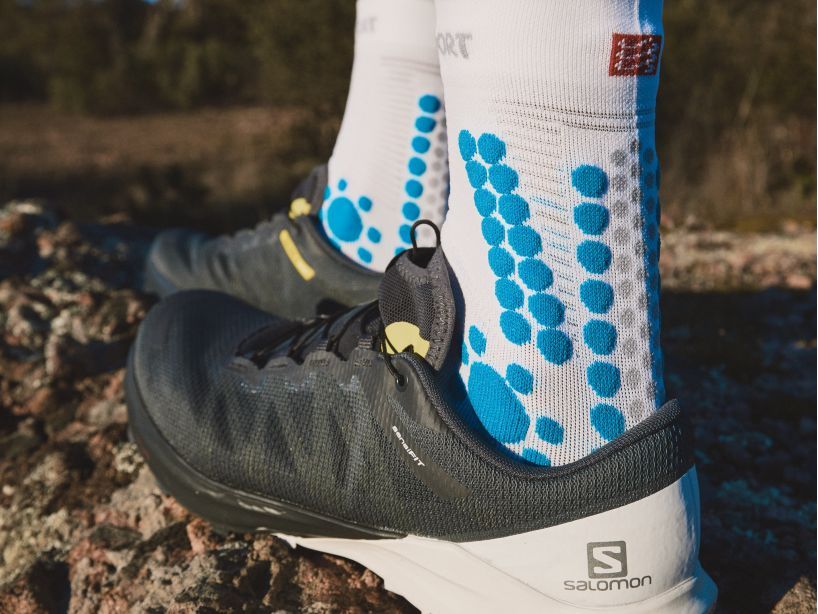 PRO RACING SOCKS V4.0 TRAIL - WHITE/FJORD BLUE